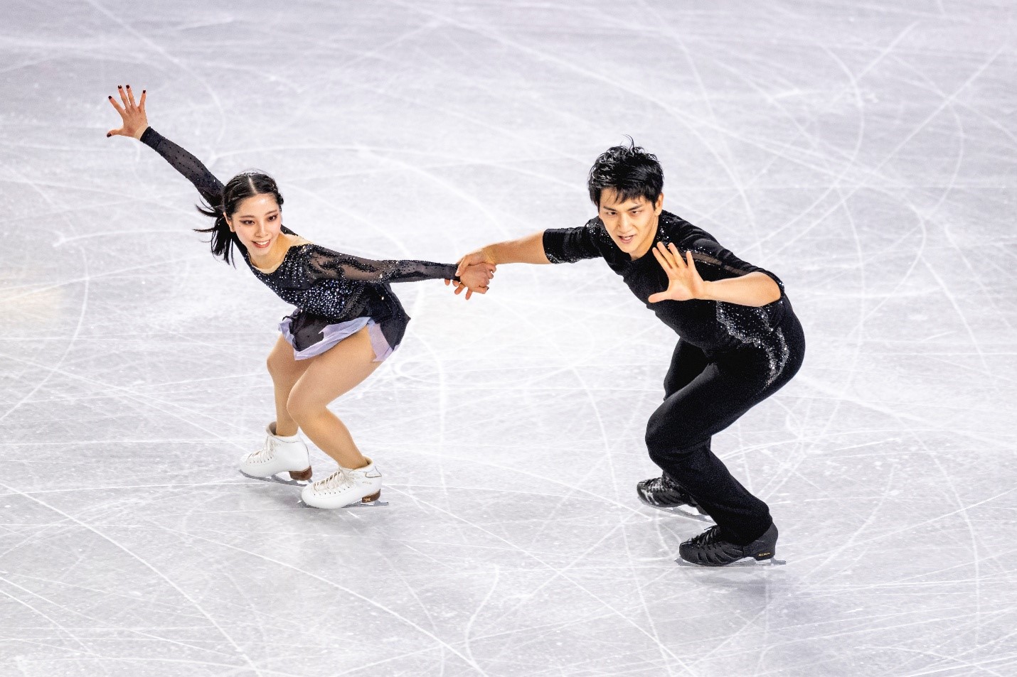A person and person ice skatingAI-generated content may be incorrect., Bild
