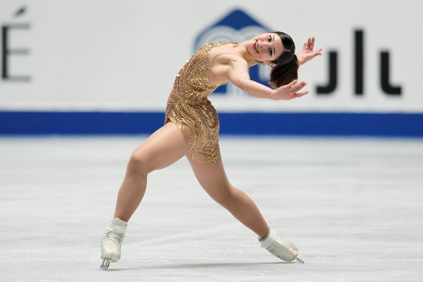 A person ice skating on iceAI-generated content may be incorrect., Bild