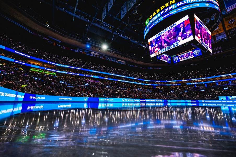 A large stadium with lights and a large screenAI-generated content may be incorrect.