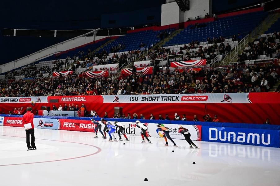 A group of people on ice in a stadiumAI-generated content may be incorrect.